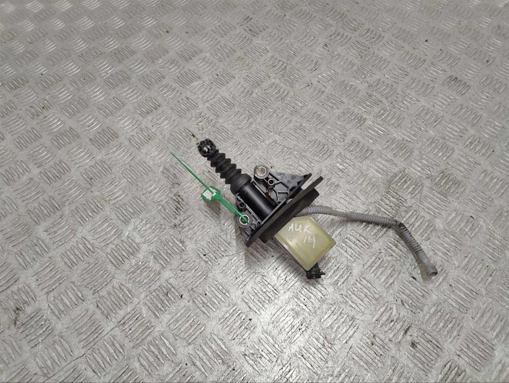 Цилиндр сцепления главный