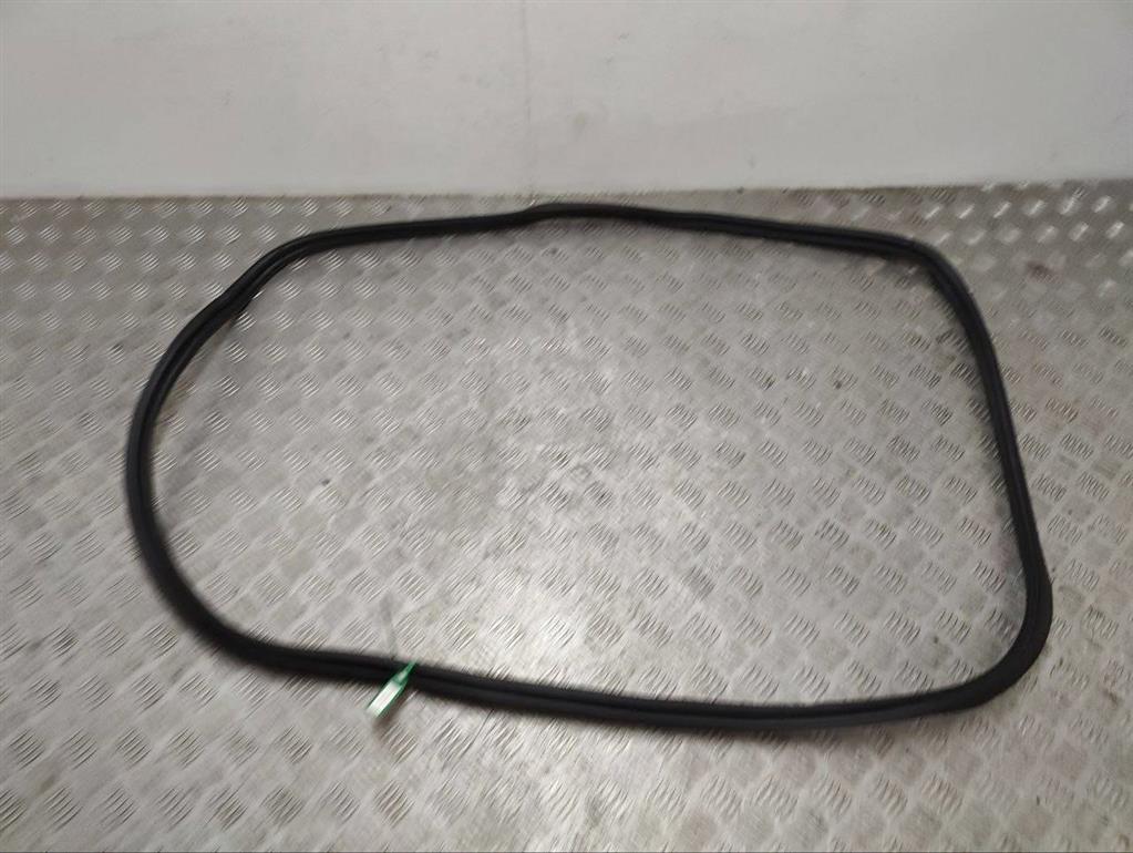 Уплотнитель багажника