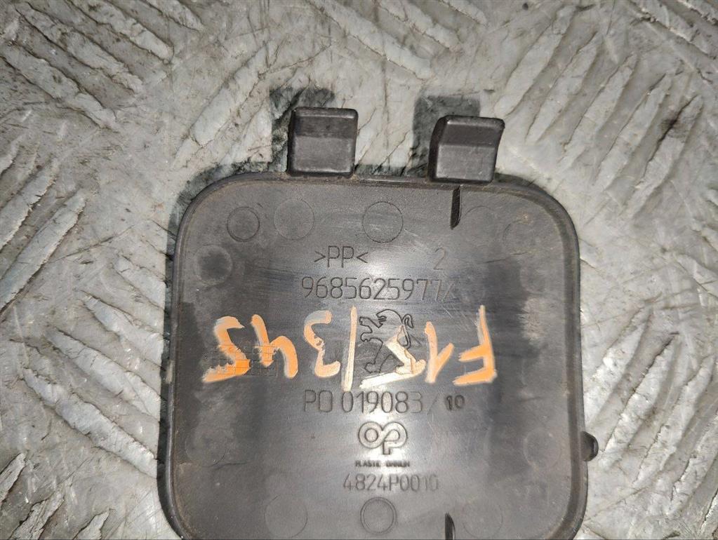 Заглушка (решетка) в бампер передний