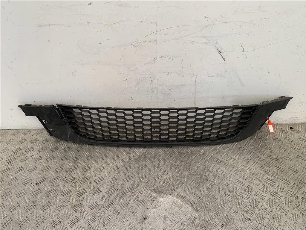 Заглушка (решетка) в бампер передний