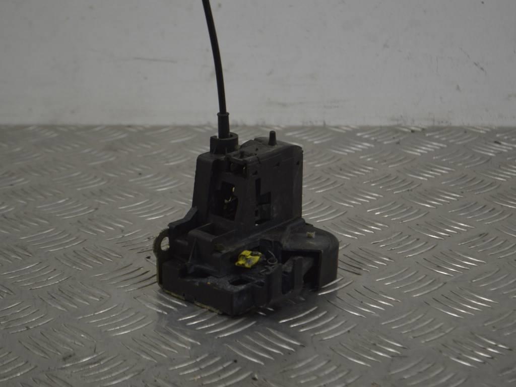 Замок двери передней левой