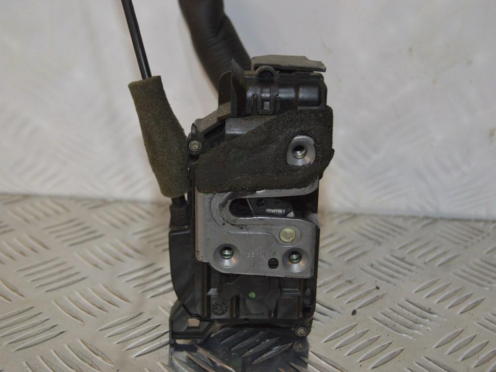 Замок двери передней левой