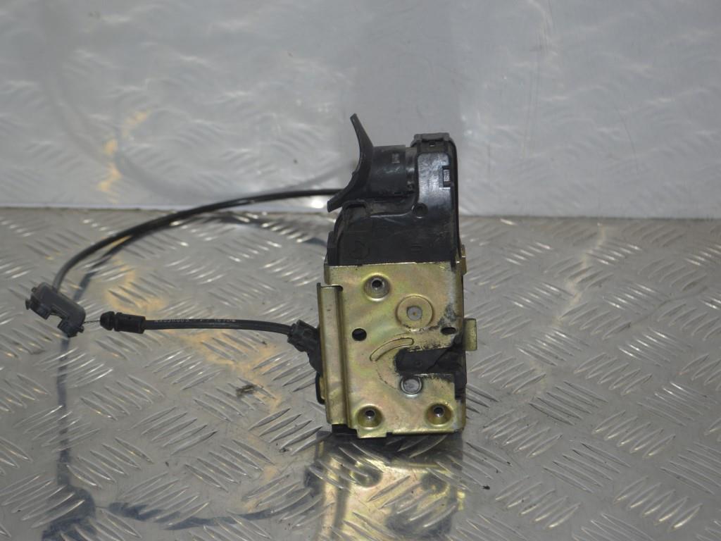 Замок двери передней левой