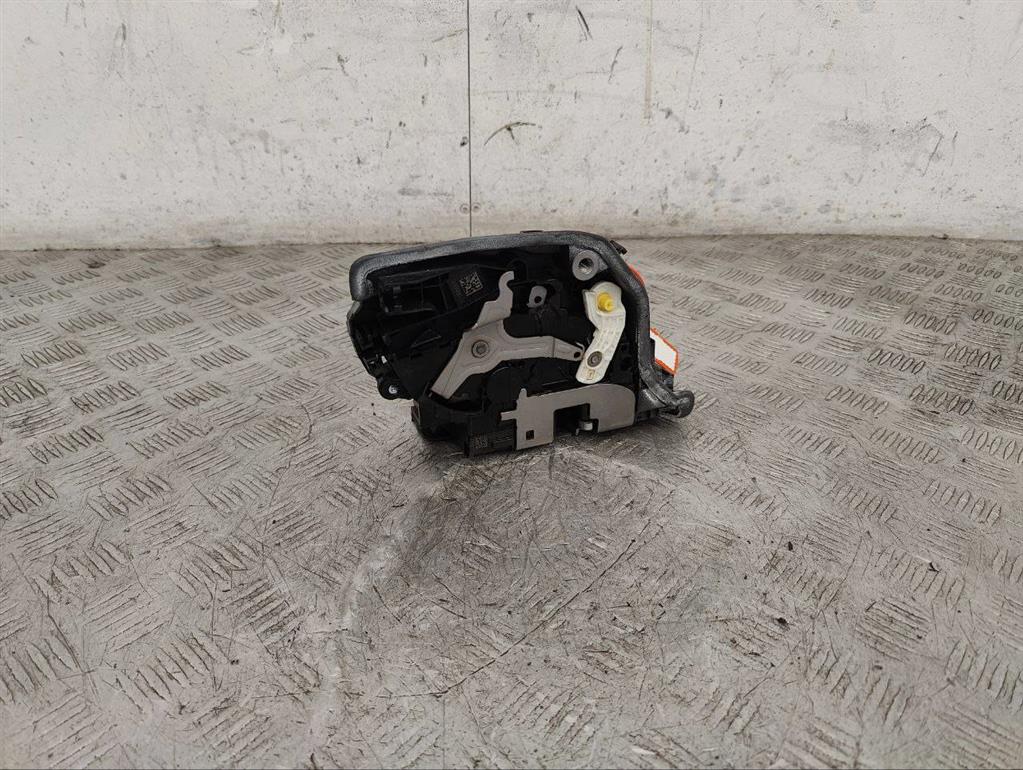 Замок двери передней левой