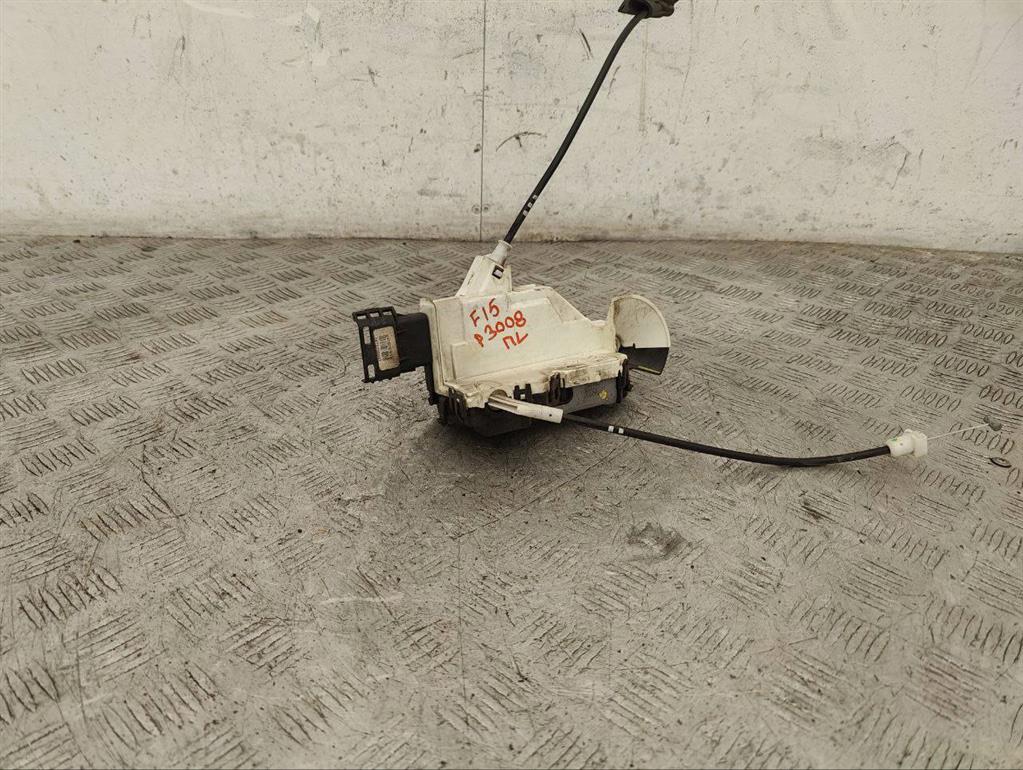 Замок двери передней левой