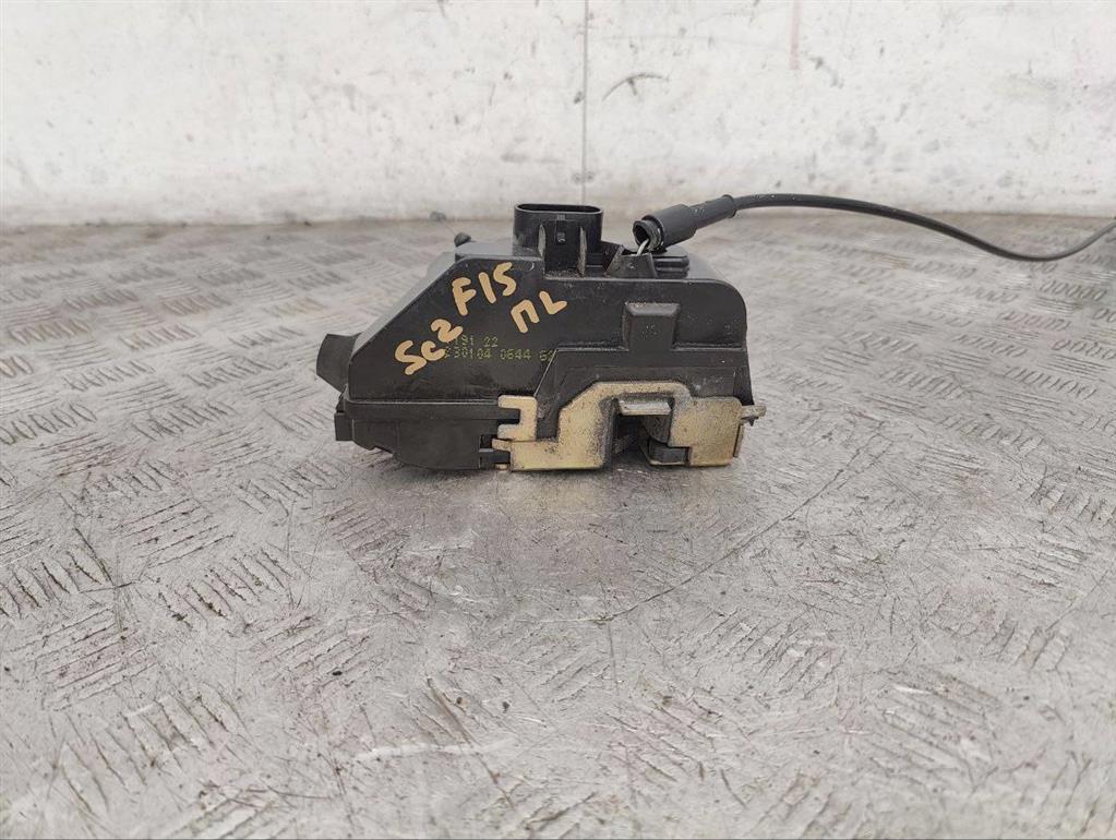 Замок двери передней левой