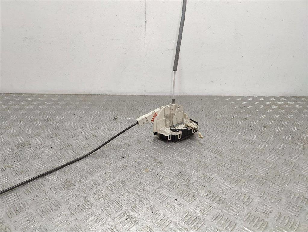 Замок двери передней левой