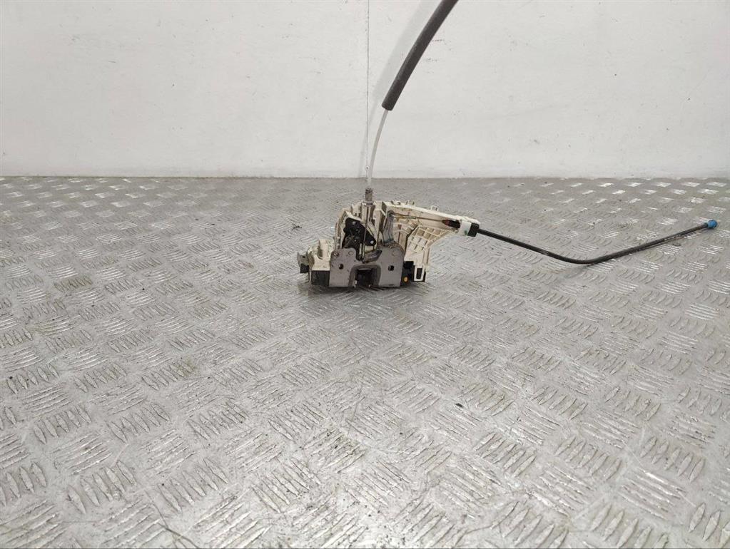 Замок двери передней левой