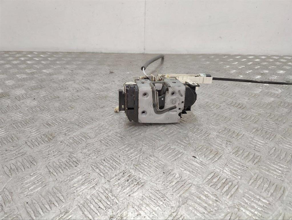 Замок двери передней левой