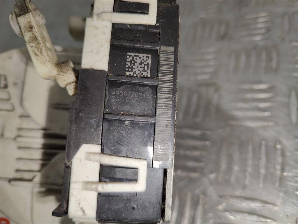 Замок двери передней левой