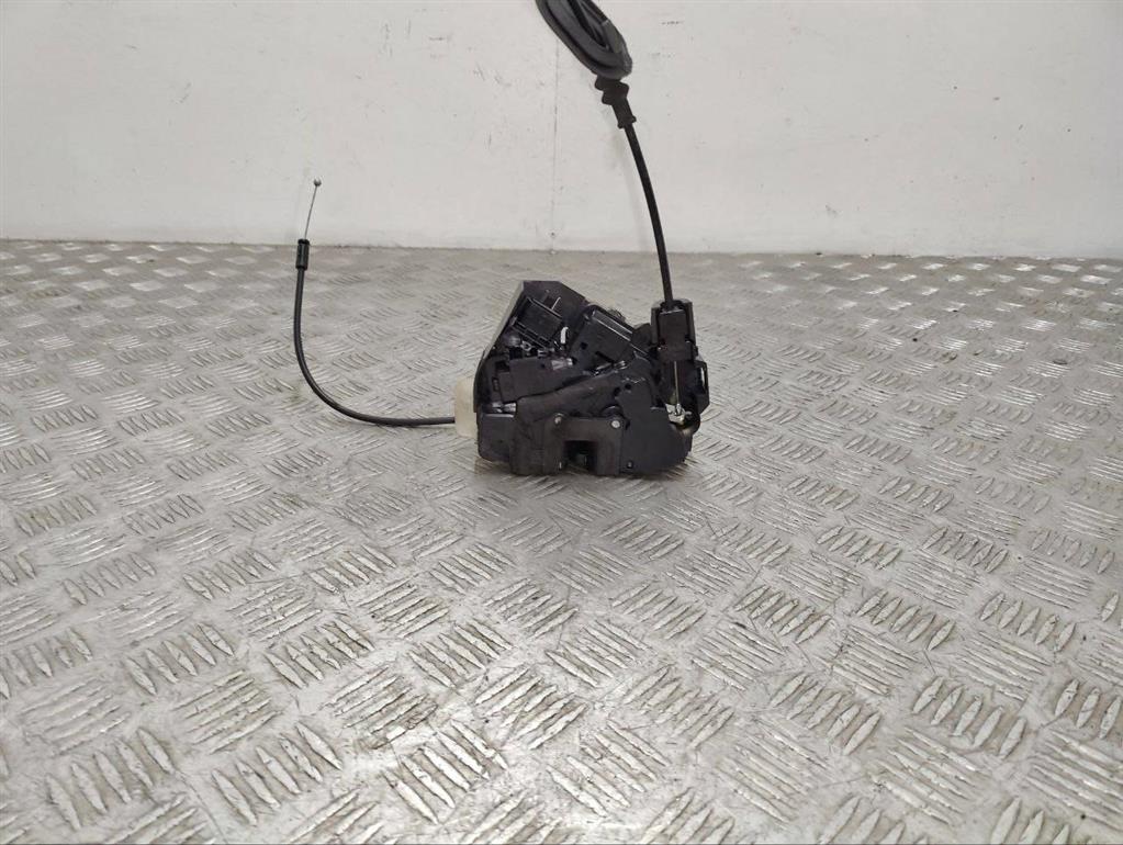 Замок двери передней левой