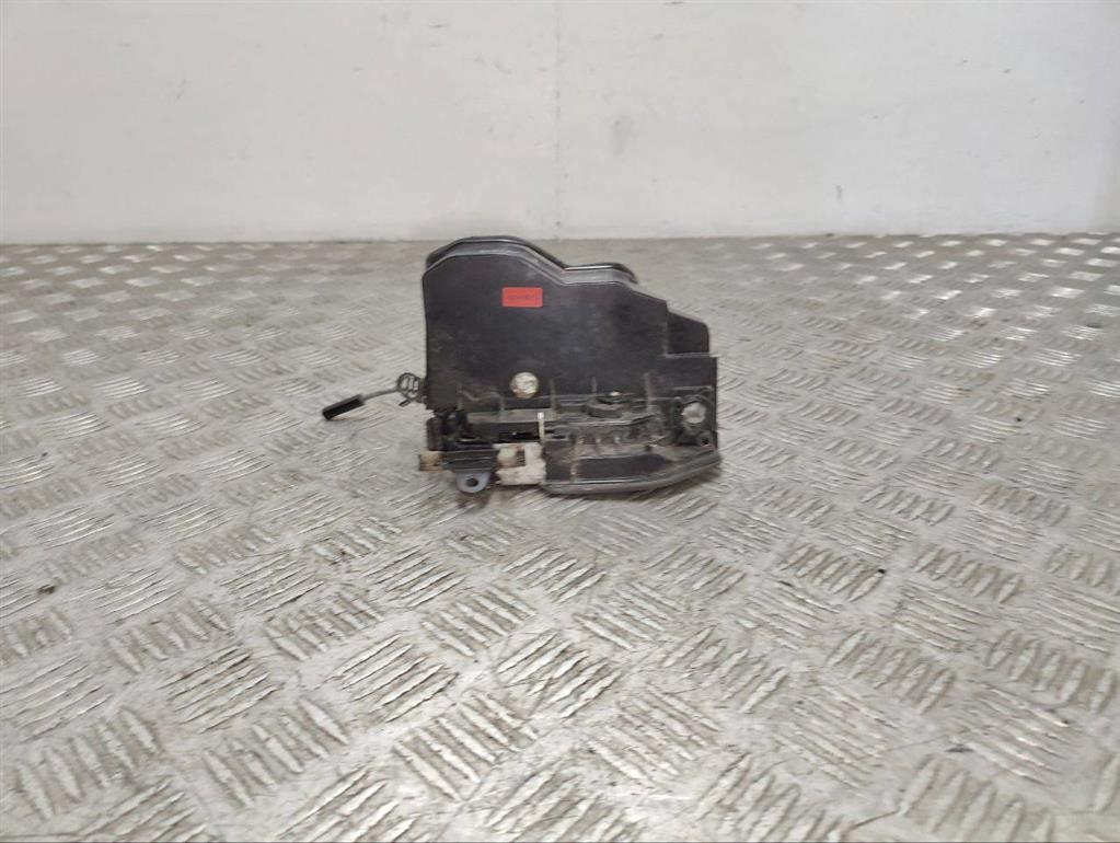 Замок двери передней левой