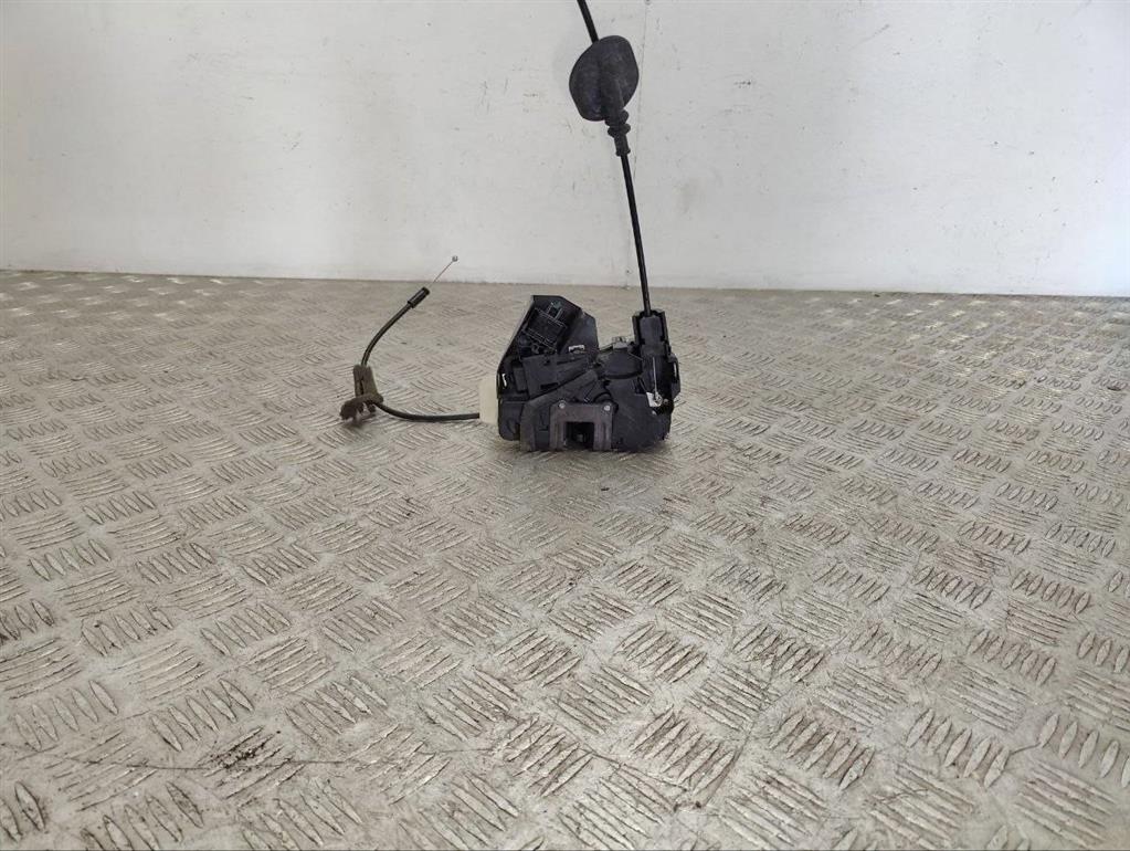 Замок двери передней левой