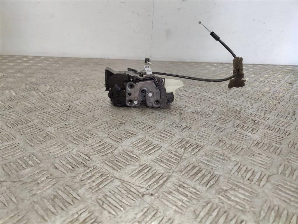 Замок двери передней левой