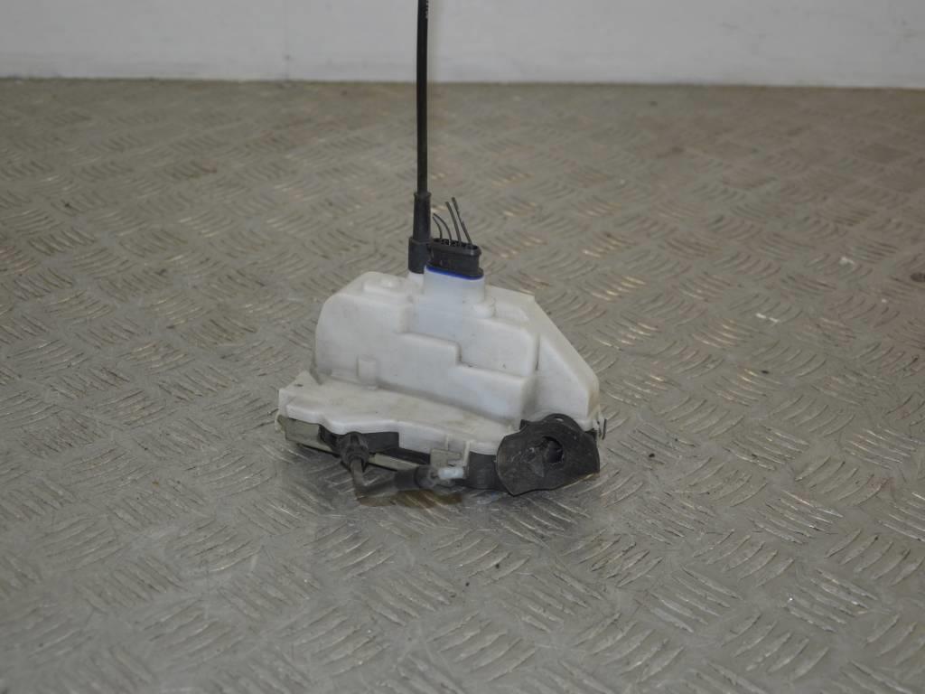 Замок двери передней левой