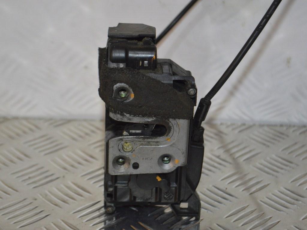 Замок двери передней правой