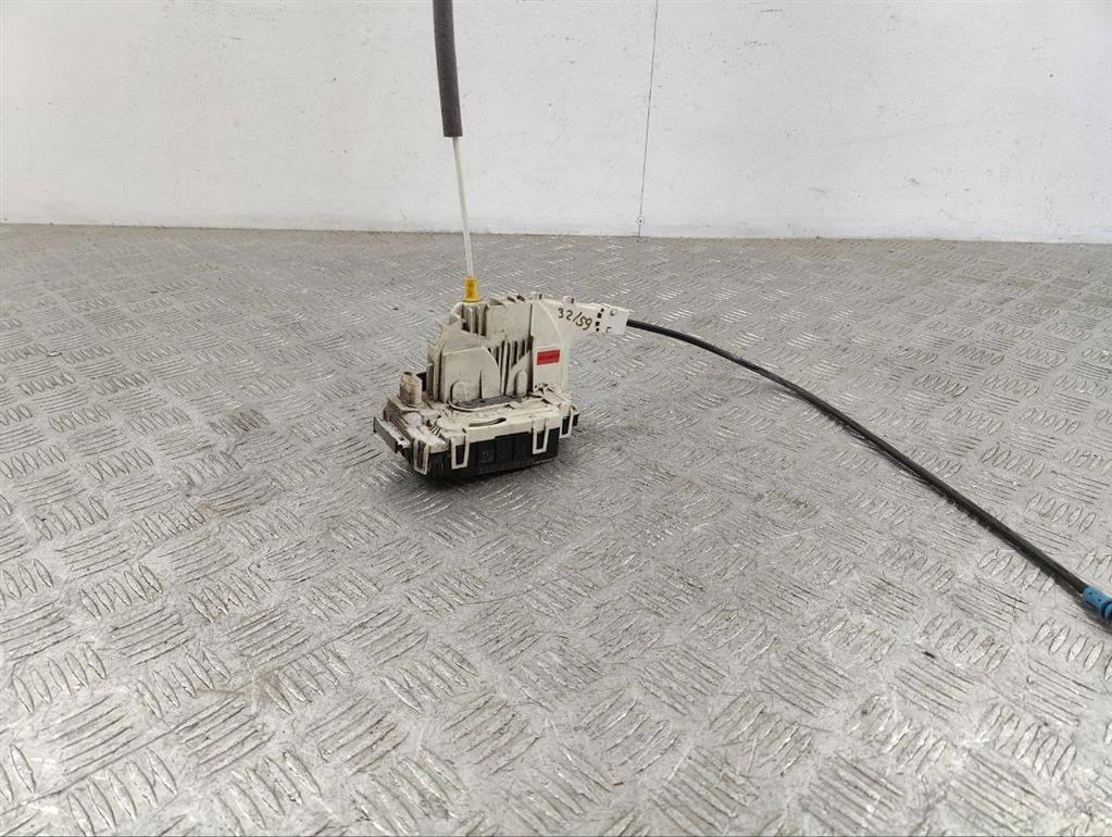 Замок двери передней правой