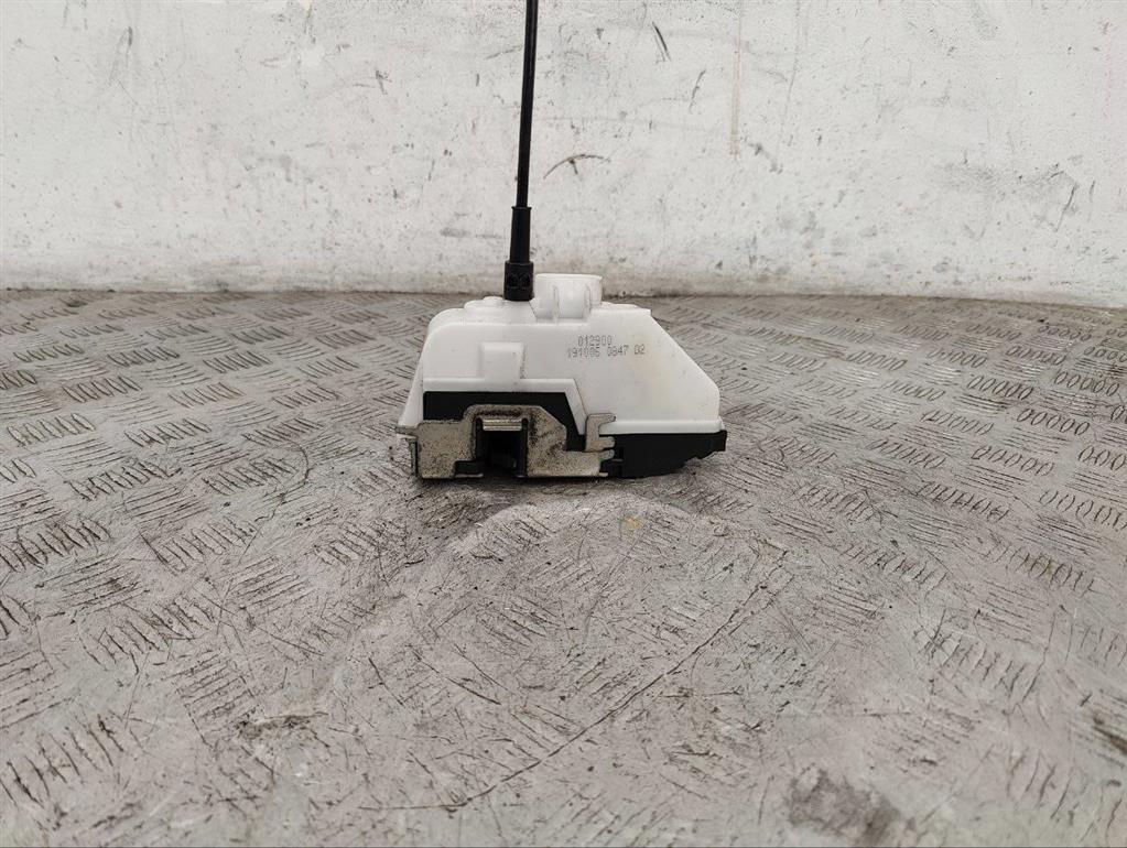 Замок двери передней правой