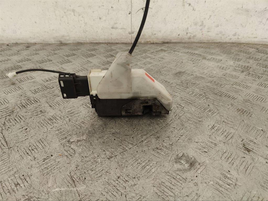 Замок двери передней правой