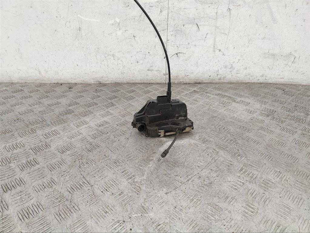 Замок двери передней правой