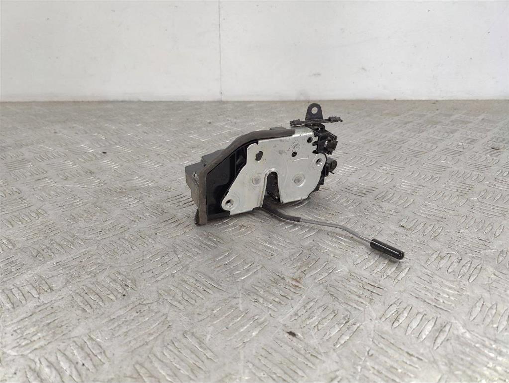 Замок двери передней правой