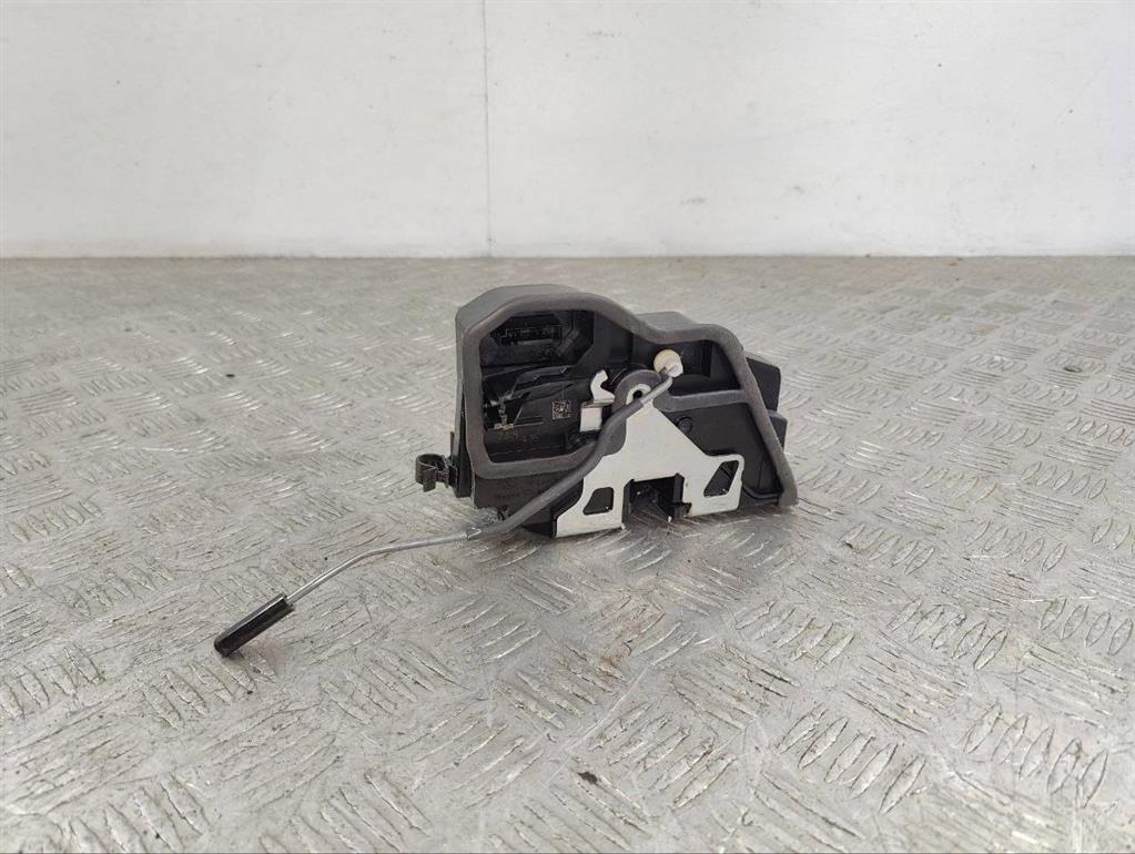 Замок двери передней правой