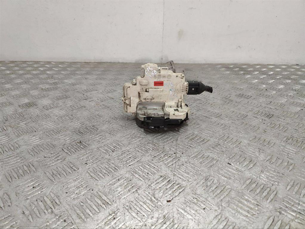 Замок двери передней правой