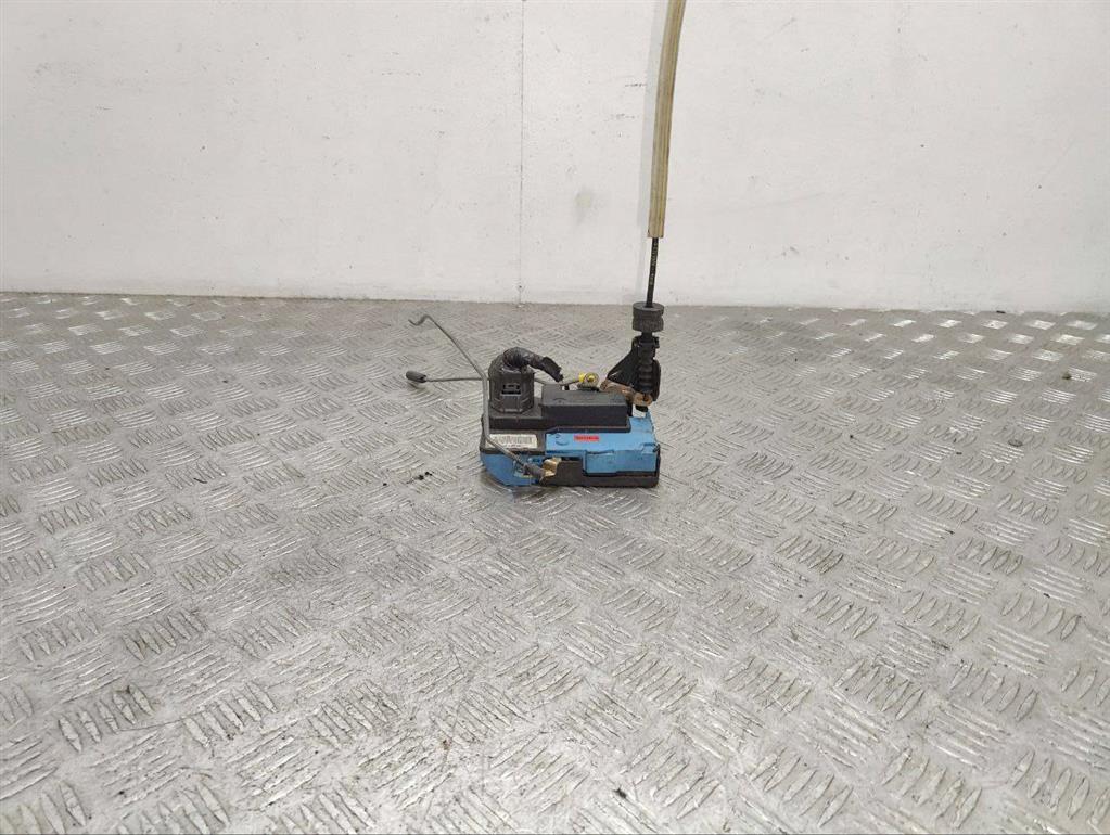 Замок двери передней правой