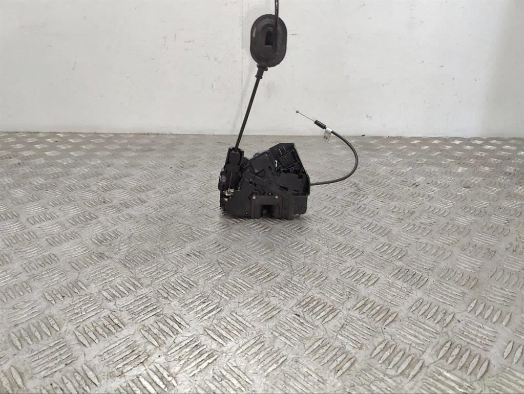 Замок двери передней правой