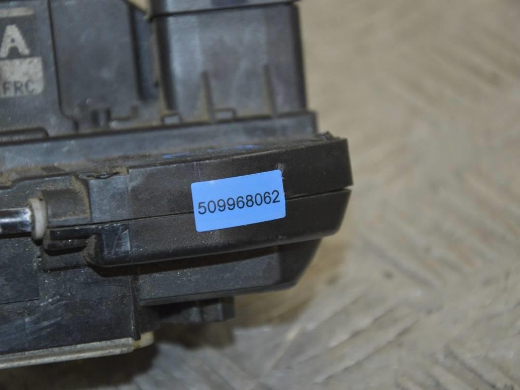 Замок двери передней правой