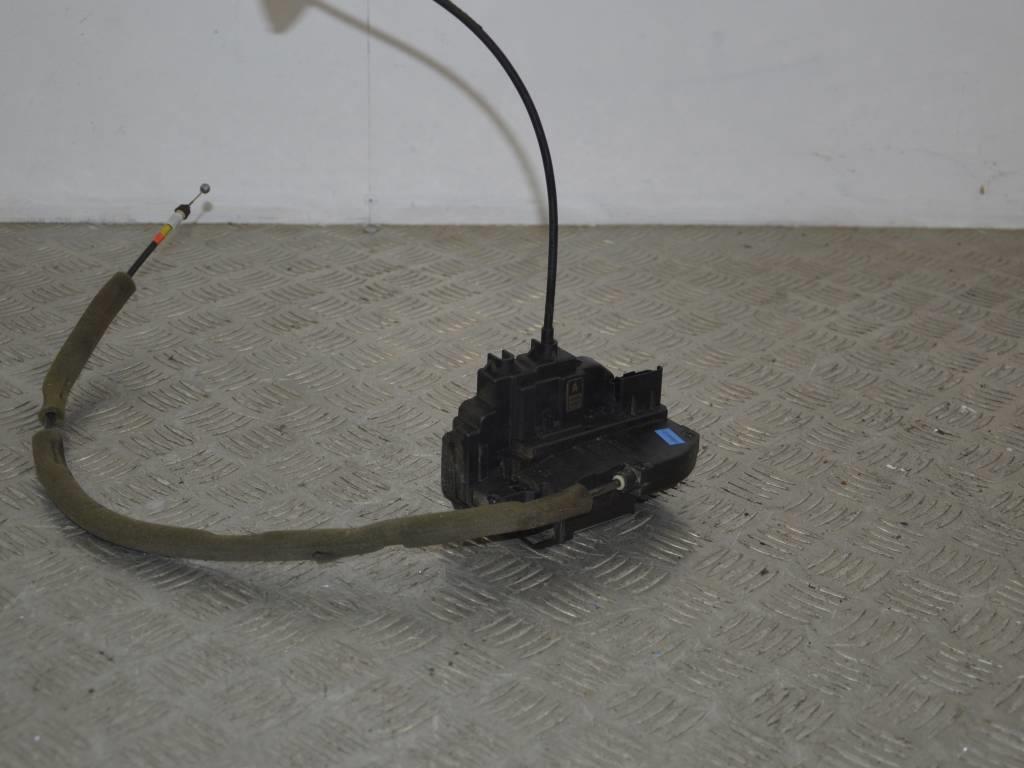 Замок двери передней правой