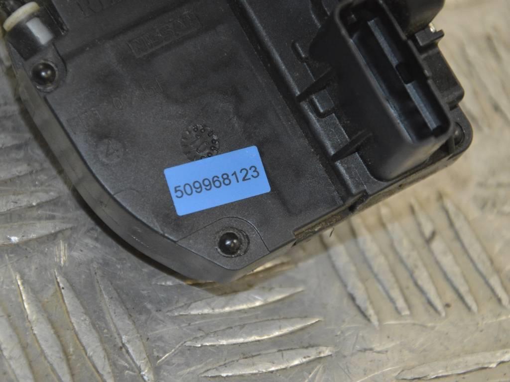 Замок двери передней правой