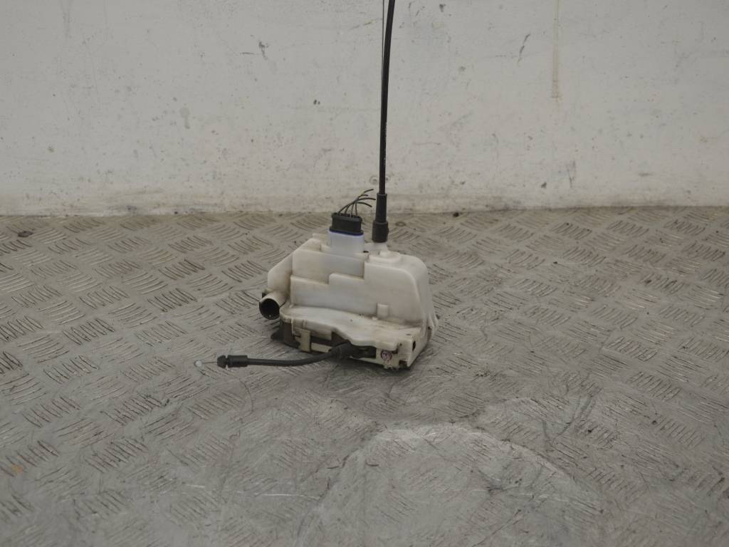 Замок двери передней правой