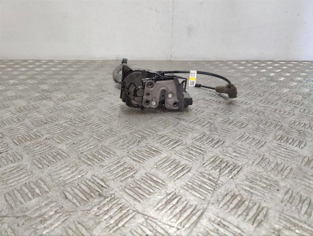 Замок двери задней левой