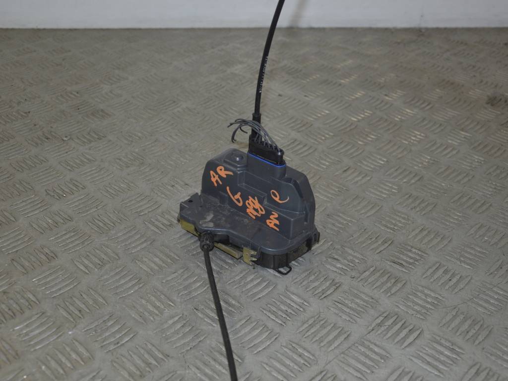 Замок двери задней левой