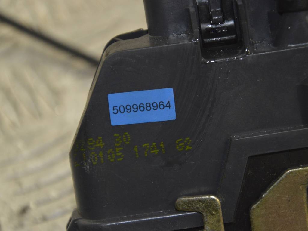 Замок двери задней левой