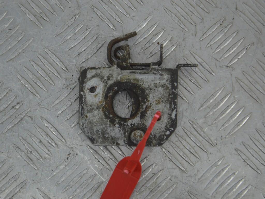 Замок капота