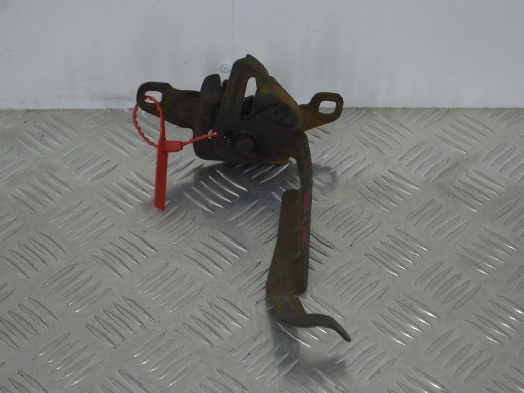 Замок капота