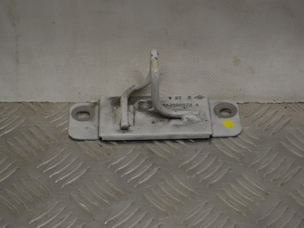 Замок капота