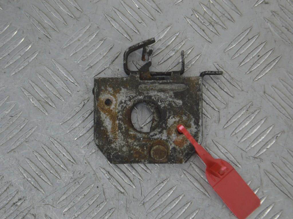 Замок капота