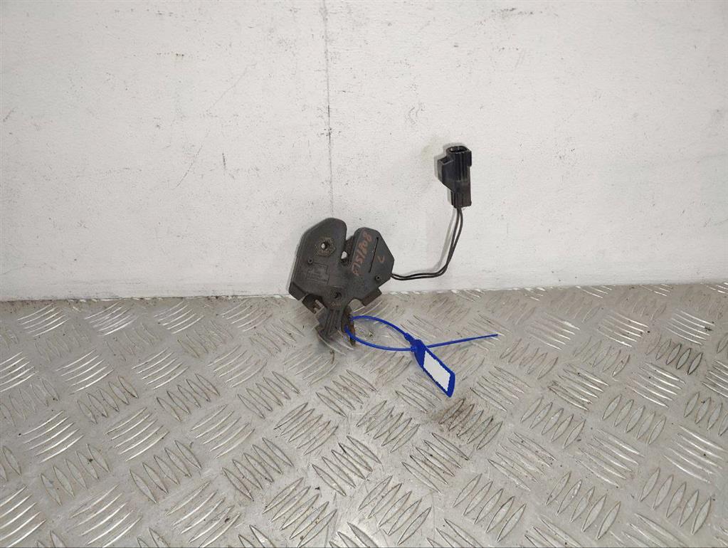 Замок капота