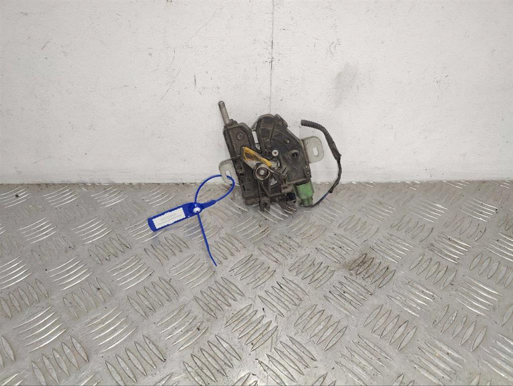 Замок капота