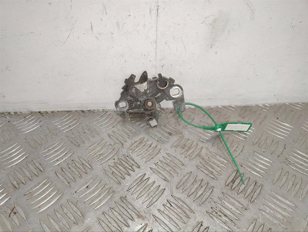 Замок капота