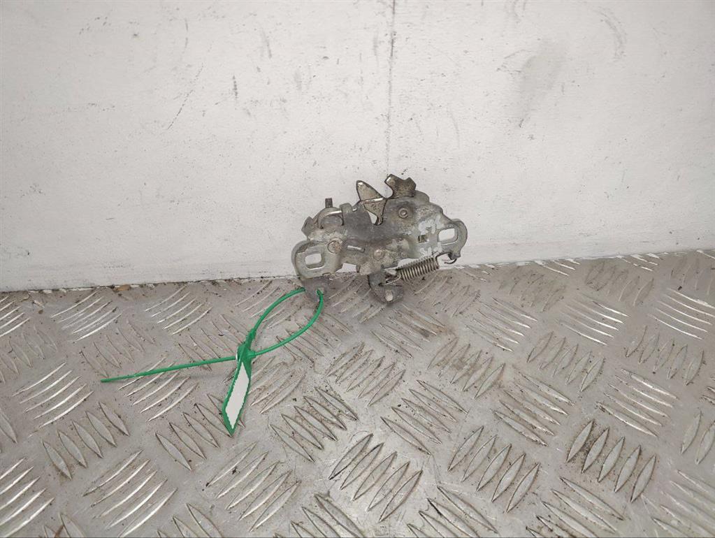 Замок капота