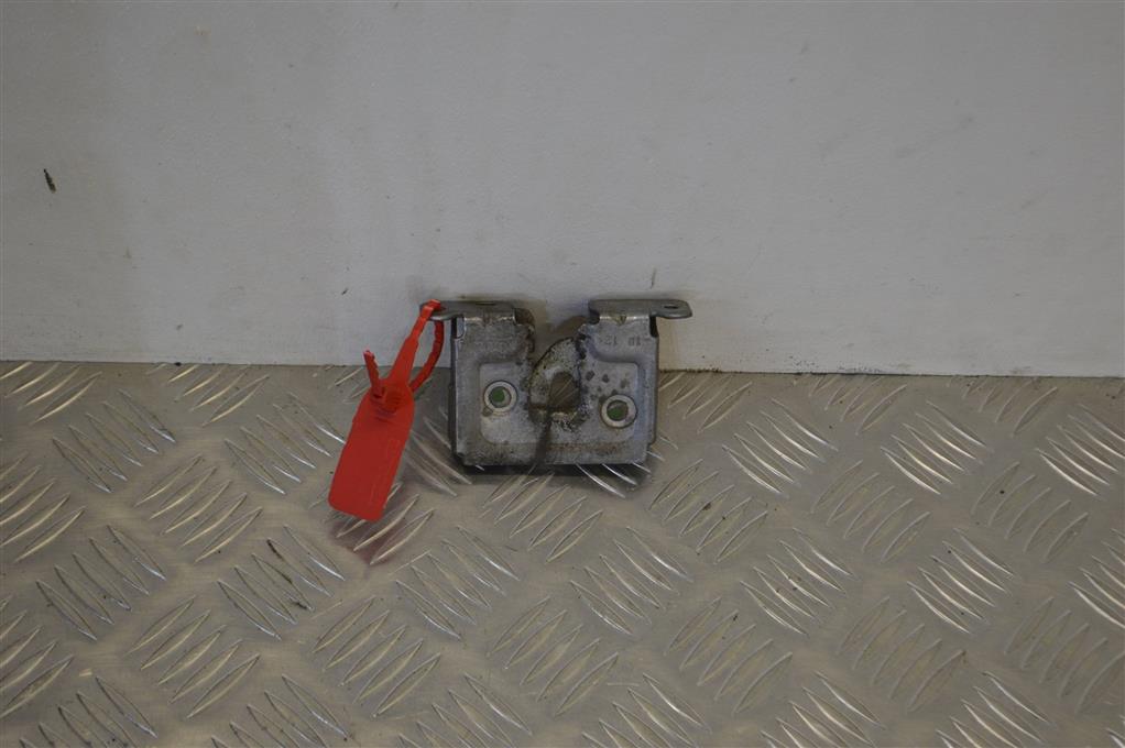 Замок капота