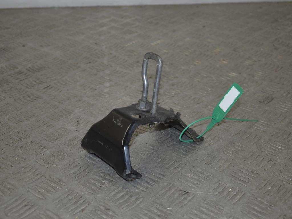 Замок капота