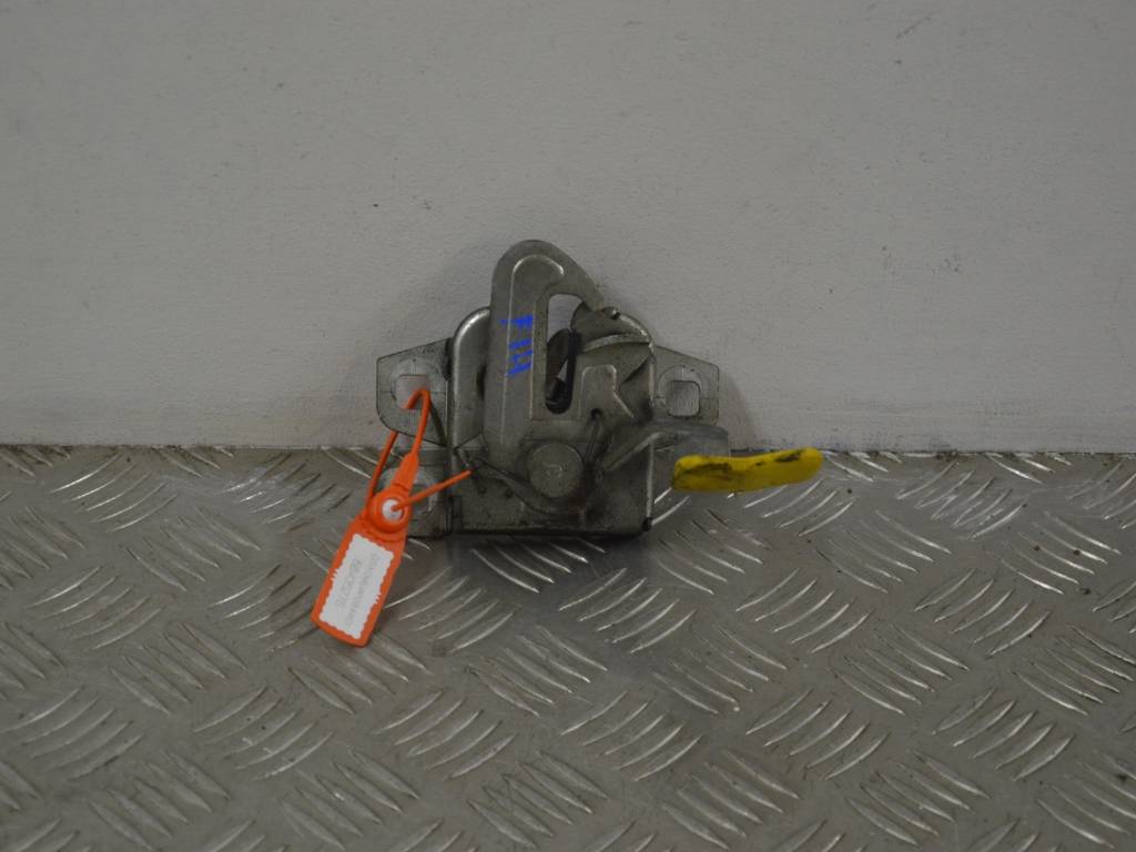 Замок капота