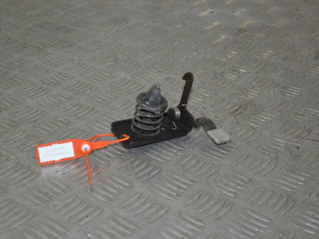 Замок капота