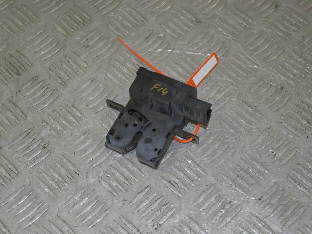 Замок стекла двери багажника