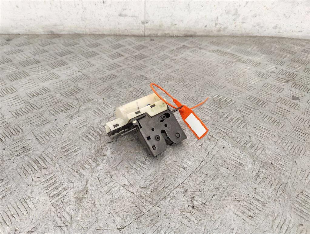 Замок стекла двери багажника